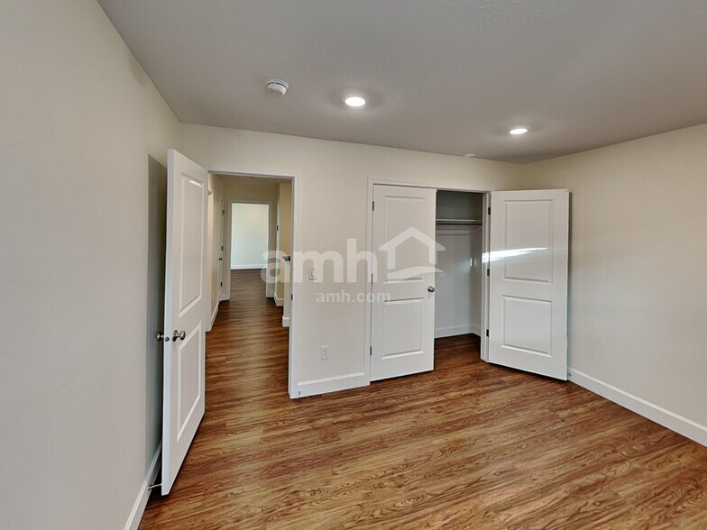 Building Photo - 2402 E Tumbleweed Rd