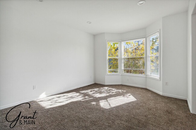 Building Photo - $1,450 - 3 Bed / 1 Bath Newly Renovated Ho...