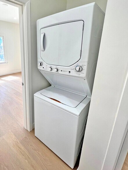 Building Photo - 3919 1/2-31-2 Mont Clair St