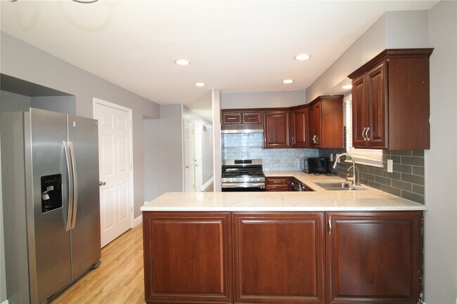 Building Photo - 912 Oakwood Farms Ln