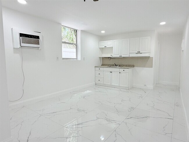 Building Photo - 1850 Rodman St