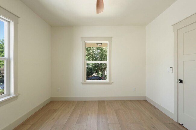 Building Photo - Beautifully updated 2/1 in North Oak Park! Located Close to UC Davis Med Center + MgGeorge Law Sc...