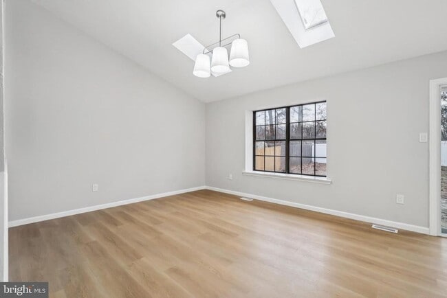 Building Photo - 31 Acorn Ct