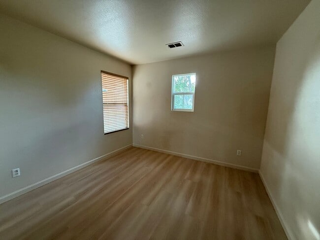 Building Photo - 2424 Sandpiper Ln