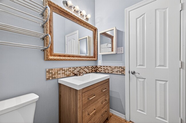 Building Photo - 23914 Glengate Dr