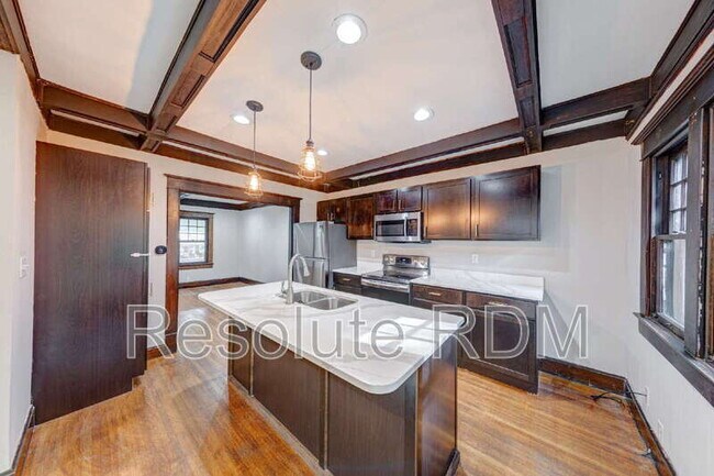 Building Photo - 110 N Riley Ave