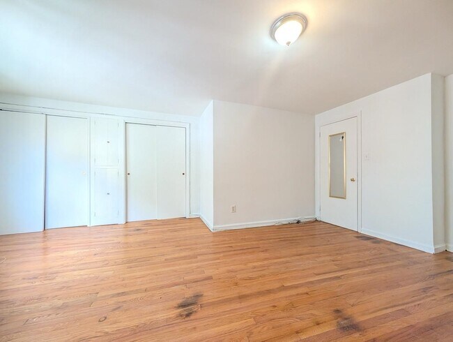 Building Photo - 335 3rd St