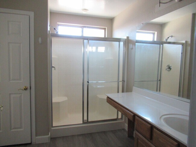 Building Photo - Nice Home in Estrella Vista Community, Goo...