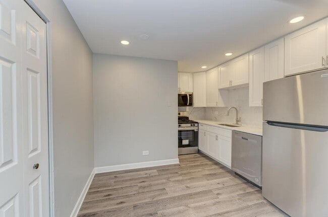 Building Photo - 2440 Waterbury Dr