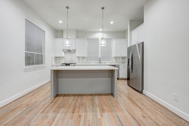Building Photo - 3BR, 3.5BA Townhome with Balcony, Yard & D...