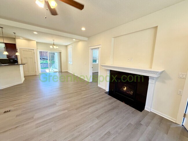 Building Photo - Gorgeous House in Upscale Neighborhood in Tigard, 5 Bedrooms plus Den/Office, 3.5 Bathrooms, Larg...