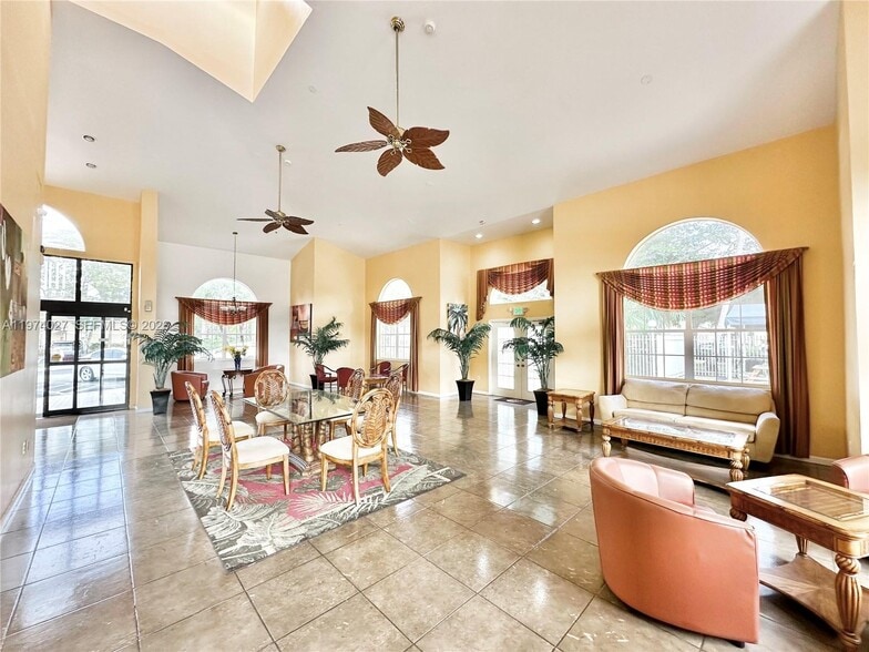 Building Photo - 251 Palm Cir W