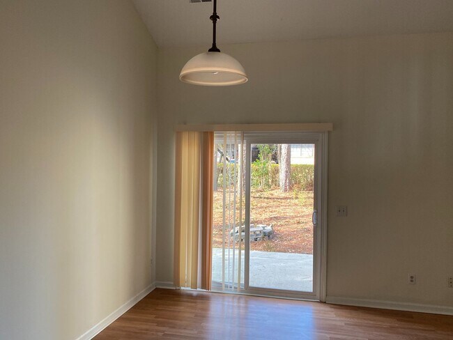 Building Photo - Student Friendly Home 208 Hillsdale Drive