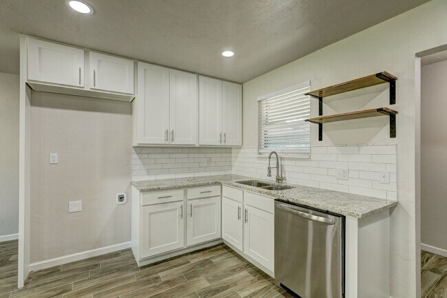 Building Photo - Spacious Elegance: Open Floor Plan, Dual V...