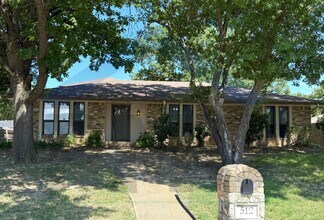 Building Photo - AVAILABLE NOW!!! Beautiful 3/2/2 house located in the desirable DeSoto area