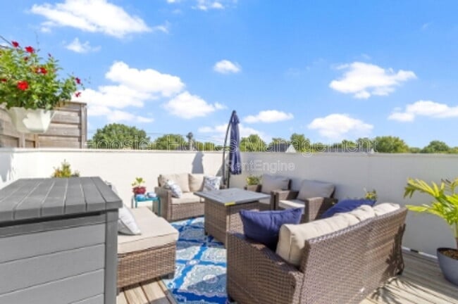 Building Photo - 728 Cottage Ave