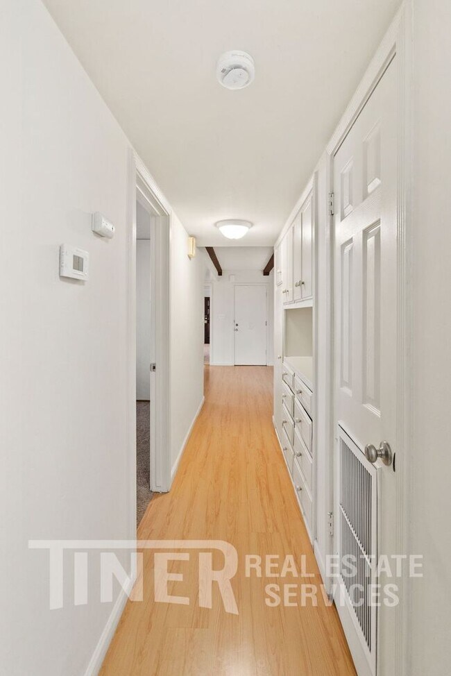 Building Photo - 917 Bell St