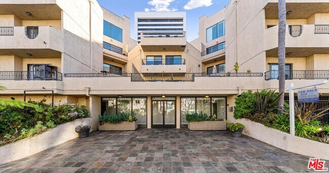 Building Photo - 1633 S Bentley Ave
