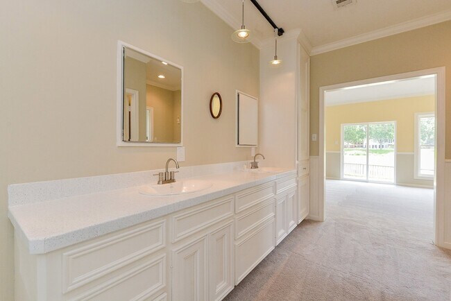 Building Photo - 1231 Creekford Cir