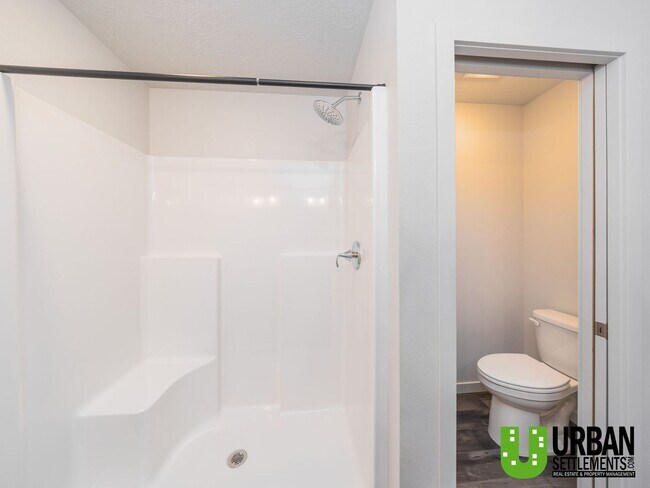 Building Photo - Woodlawn Duplex