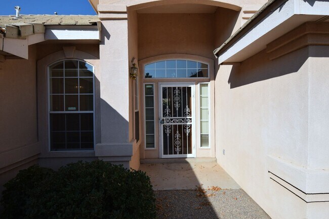Building Photo - 3 Bedroom, 2 bath, 2 living areas, La Cueva area