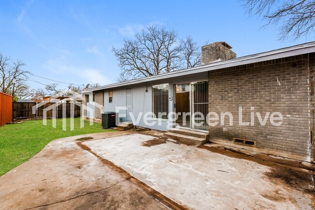 Building Photo - 9538 Vinewood Dr