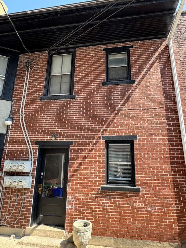 Building Photo - 636 N New St