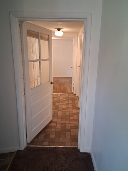 Building Photo - 1424 Hawkins Dr