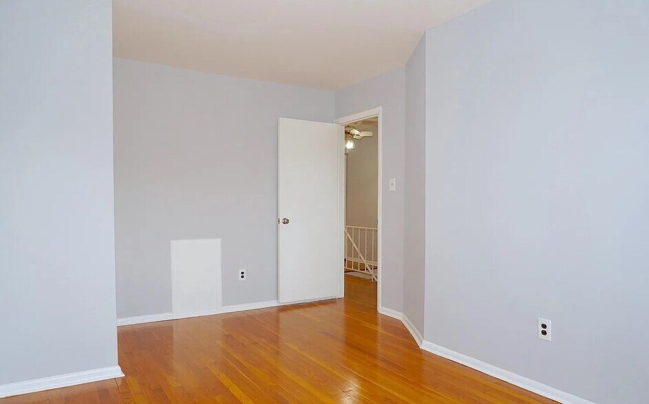 Building Photo - 945 Elm Rd