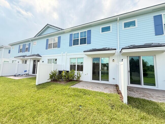 Building Photo - 121 SE Birch Ter