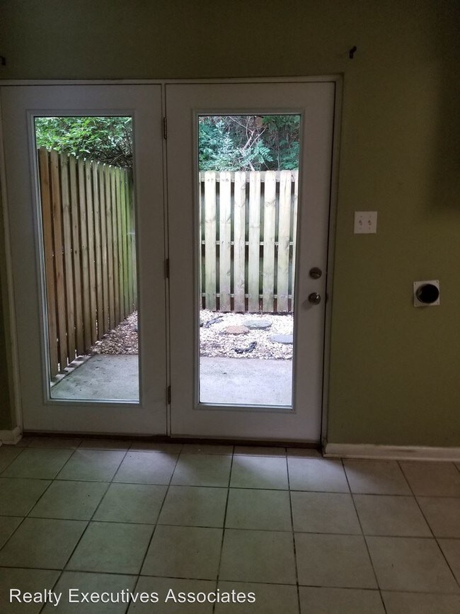Building Photo - 801 Teaberry Ln