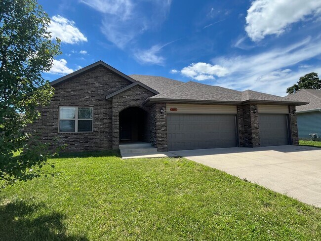 Primary Photo - 4 bedroom home in Republic MO!