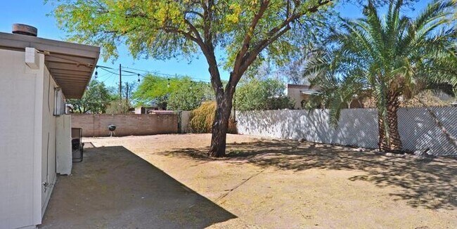 Building Photo - 3 BR/1.5 BA with large yard, new kitchen &...