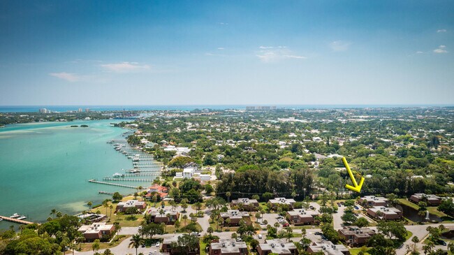 Building Photo - 825 Center St