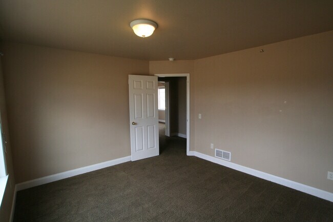 Building Photo - Matheson Way Townhouse