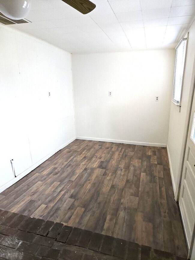 Building Photo - Spacious 3-bedroom single-family home in C...