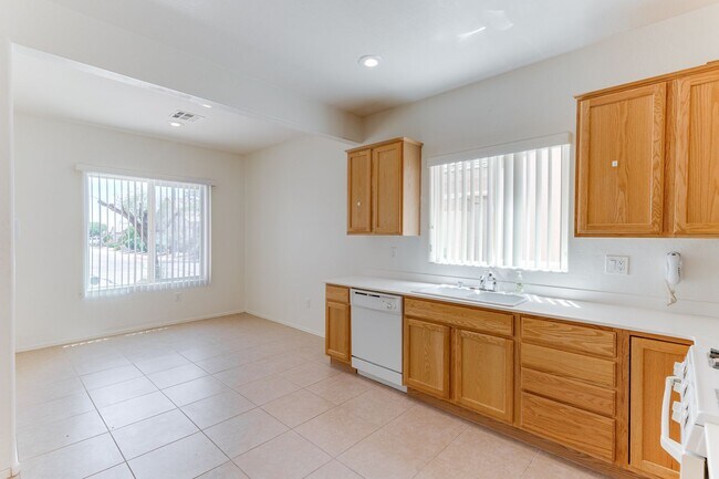 Building Photo - Spacious & Bright 3-Bed Home in Desirable ...