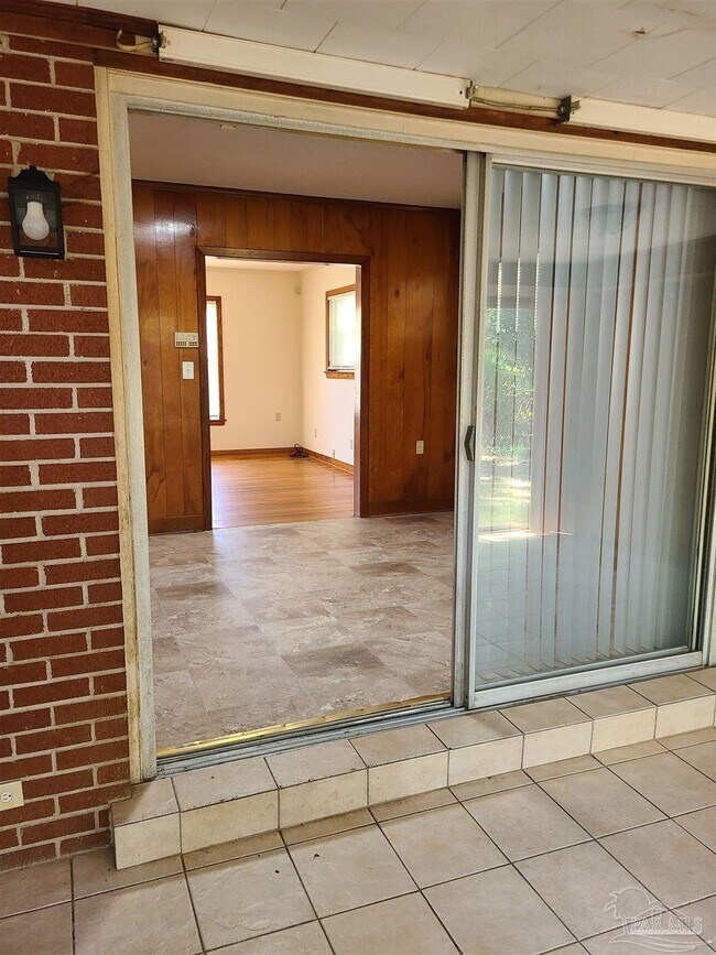 Building Photo - 812 Ash Dr