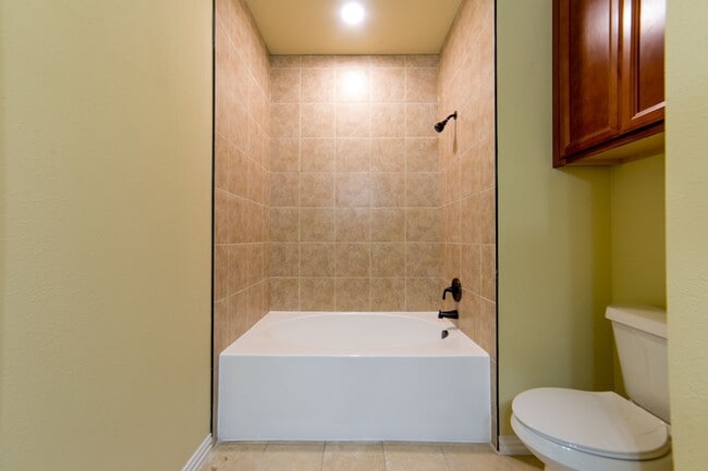Building Photo - Town Centre Condo close to Dell and Shoppi...