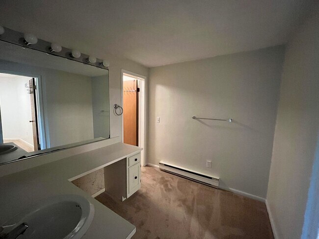 Building Photo - Multi Level One Bedroom Condo Near Blue Ba...