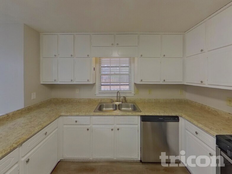 Building Photo - 555 N Oakland Cir