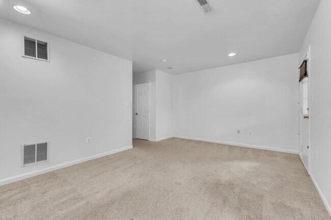 Building Photo - Dream Townhome in Kingstowne – Updated Ele...