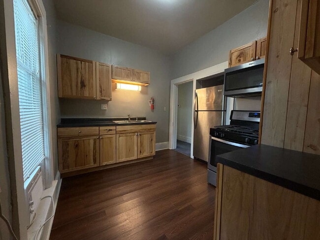 Building Photo - 3 Bedroom Student Rental New UW-Eau Claire - Available Now!