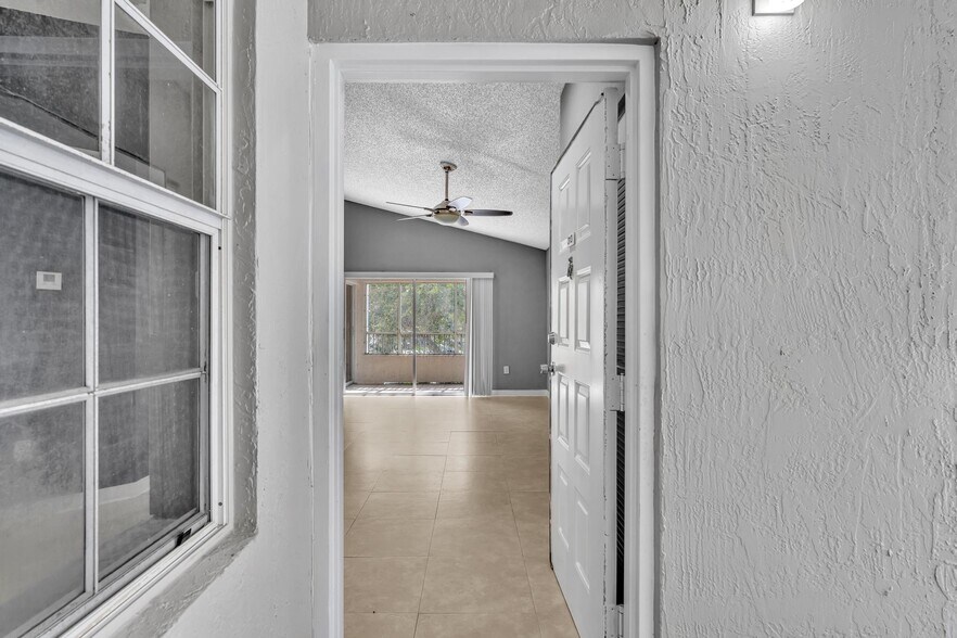 Building Photo - 2850 N Oakland Forest Dr