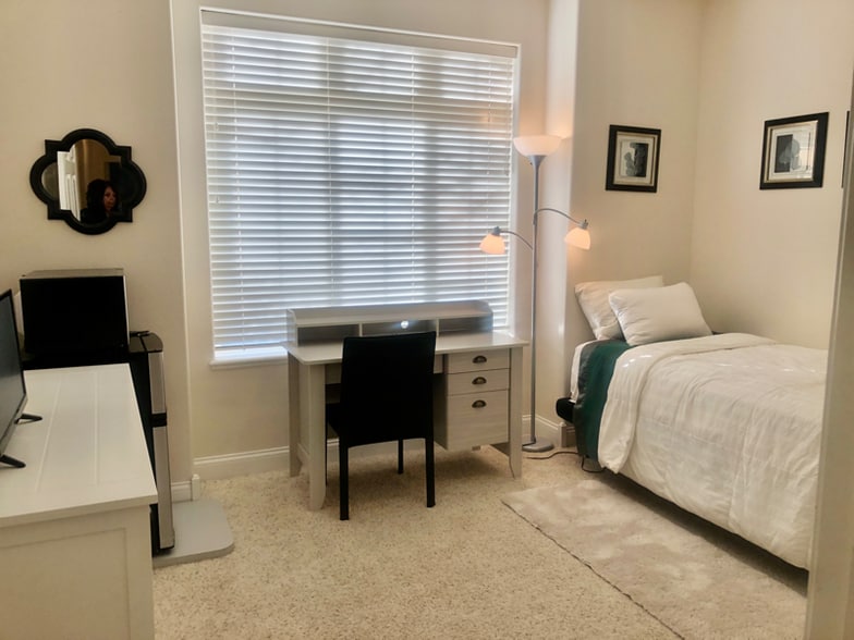 Building Photo - 6 Notting Hill Ln