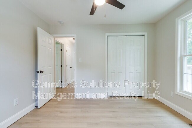Building Photo - 919 Oak Meadow Dr
