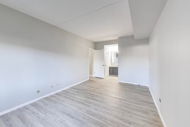 Building Photo - 6340 Americana Dr