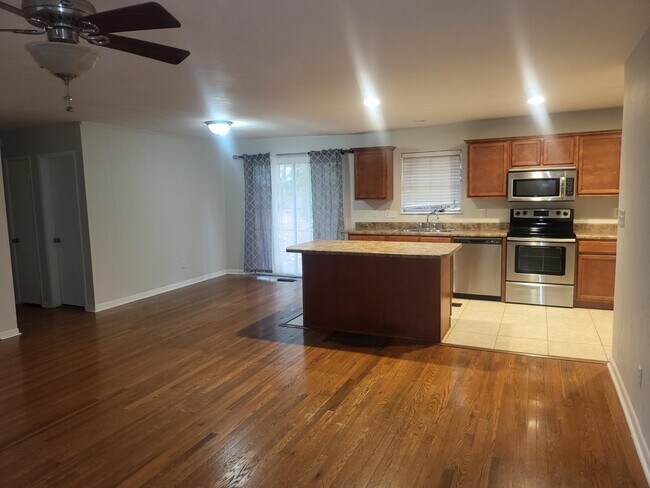Building Photo - 1540 Pine View Dr