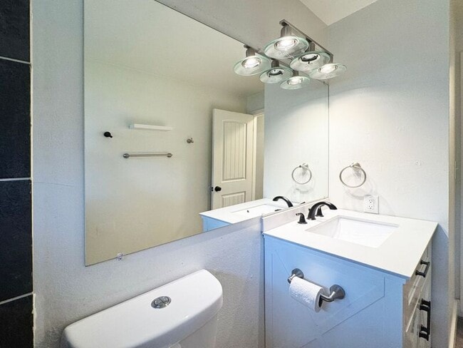 Building Photo - 725 Mimosa Ave