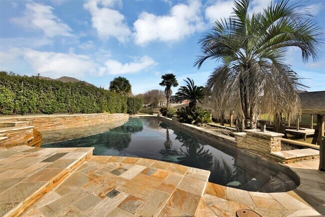 Building Photo - 8322 Shoregrove Dr